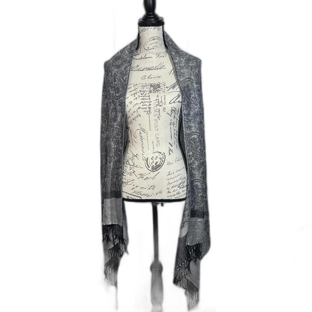 Black and White paisley design blanket‎ scarf